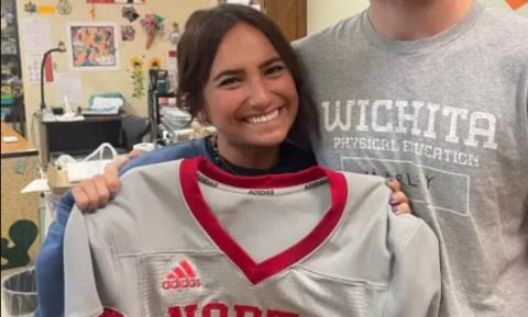 Βραβευμένη καθηγήτρια Καλλιτεχνικών στο Κάνσας ήρθε σε σεξουαλική επαφή με μαθητή της στο πίσω κάθισμα του αυτοκινήτου