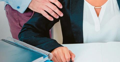 Στέλεχος γαλλικού Υπουργείου έριχνε διουρητικό σε γυναίκες για να τις παρακολουθεί να ουρούν-Πάνω από 200 τα θύματα