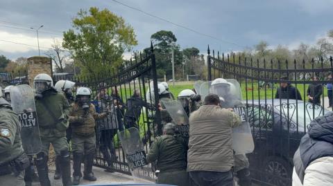 Επεισόδια με χημικά ανάμεσα σε αστυνομικούς και αγρότες που θέλησαν να κλείσουν την είσοδο στο αεροδρόμιο «Μακεδονία»
