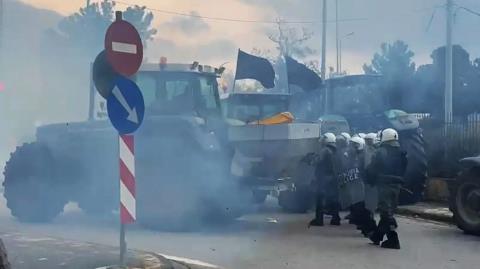 Αγρότες στη Θεσσαλονίκη κάνουν όπισθεν με τα τρακτέρ και κατευθύνονται προς τους αστυνομικούς-«Πάτα τον»
