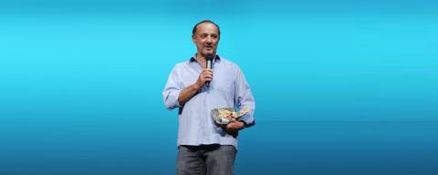 Στέλιος Μάινας: «Είχαν χωρίσει οι γονείς μου. Ο πατέρας μου ήταν ένας επισκέπτης, βλεπόμασταν με αποστάσεις»