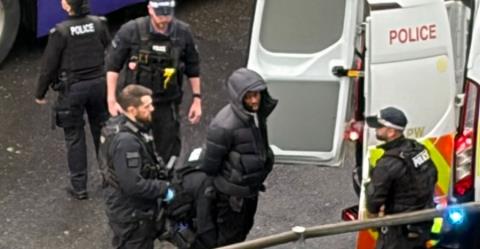 Ένοπλοι αστυνομικοί εισέβαλαν στο Χίθροου-Διακοπή δρομολογίων στα τρένα, συλλήψεις και δακρυγόνα