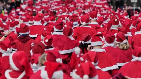 ΒΙΝΤΕΟ: Χιλιάδες Άγιοι Βασίληδες κατέκλυσαν τους δρόμους της Βουδαπέστης