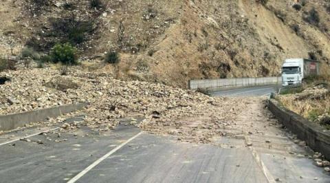 Κατολισθήσεις πέτρων και ομίχλη καθιστούν δρόμους επικίνδυνους στα ορεινά-Η κατάσταση στο οδικό δίκτυο