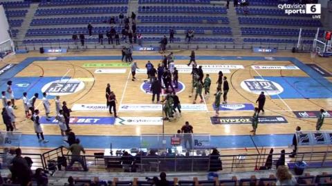 Οπαδοί εισέβαλαν στο γήπεδο στο Απόλλων-ΑΕΚ και διέκοψαν τον αγώνα-Χωρίς φιλάθλους ολοκληρώθηκε ο αγώνας