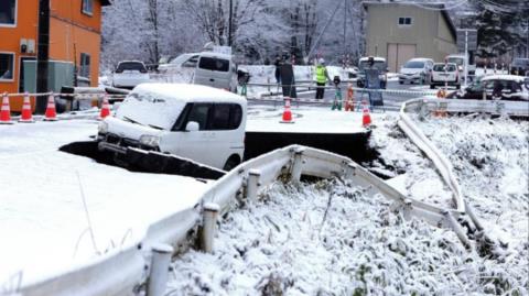 ΒΙΝΤΕΟ: Τουλάχιστον 30 τραυματίες μετά τον ισχυρό σεισμό και το τσουνάμι στην Ιαπωνία