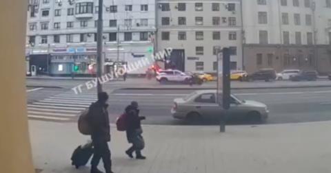 ΒΙΝΤΕΟ: Τρομακτικό θανατηφόρο στη Ρωσία-Περιπολικό προσέκρουσε σε δίκυκλο και εκτόξευσε τον αναβάτη του