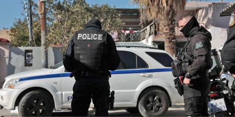Είχε στραγγαλίσει τη φίλη του όντας ανήλικος ο Κρητικός που συνελήφθη με καλάσνικοφ και πιστόλια με σιγαστήρα στην Ελλάδα