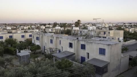 Τοποθετούνται πιλοτικά ειδικές καρέκλες σε κλιμακοστάσια προσφυγικών πολυκατοικιών για άτομα με κινητικά προβλήματα