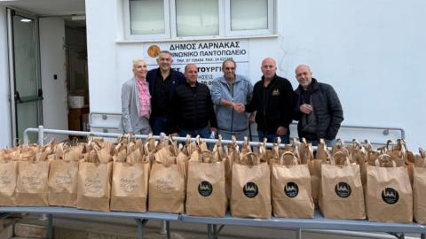 Ενισχύουν 100 άπορες οικογένειες με πακέτα τροφίμων ΕΟΑ Λάρνακας και δύο εταιρείες