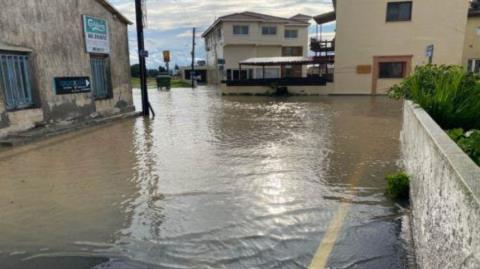 Προειδοποιήσεις σε Παραλίμνι και Αγία Νάπα για τα έντονα καιρικά φαινόμενα-Ασταμάτητη η βροχόπτωση και ισχυροί άνεμοι