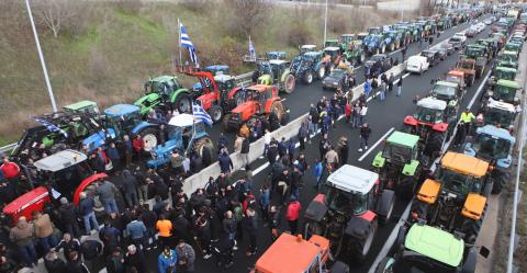 Σε αποκλεισμό του λιμανιού του Βόλου προχωρούν οι αγρότες στη σκιά της παρέμβασης του εισαγγελέα του Αρείου Πάγου
