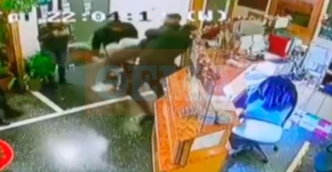 Η στιγμή της σύλληψης του 17χρονου που μαχαίρωσε τον 14χρονο στον Χολαργό και ομολόγησε στο TikTok