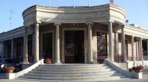 Παριστάνουν τους εργαζόμενους του Δήμου Λευκωσίας και ζητούν χριστουγεννιάτικο φιλοδώρημα