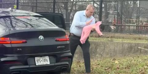 Αστυνομικός έσωσε μωρό που πνιγόταν στην άκρη αυτοκινητόδρομου