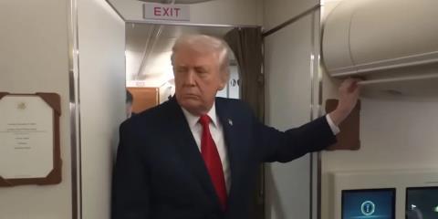 ΒΙΝΤΕΟ: Ο Τραμπ μιλούσε στους δημοσιογράφους και κάποιος προσπαθούσε να βγει από την τουαλέτα