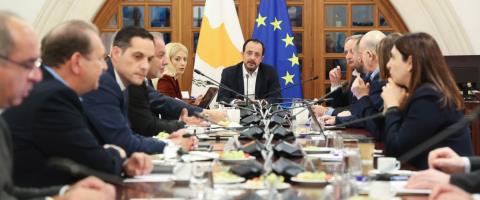 Χαιρετίζουν Κυβέρνηση και κομμάτα την αναφορά στο συμφωνημένο πλαίσιο στο κοινό ανακοινωθέν-Αποτίμησαν τα αποτελέσματα της τριμερούς