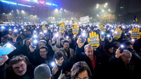 Χιλιάδες διαδηλωτές στη Ρουμανία κατά της διαφθοράς στο δικαστικό σύστημα