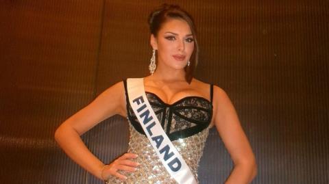 Σάλος στη Φινλανδία μετά τη ρατσιστική χειρονομία της Miss Finland-Της πήραν τον τίτλο