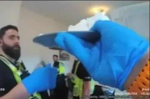 ΒΙΝΤΕΟ: Η στιγμή που αστυνομικοί βρίσκουν τεράστια πιατέλα κοκαΐνης σε ψυγείο μετά την έφοδο σε σπίτι στη Βρετανία