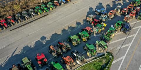 Παραμένουν στα μπλόκα οι αγρότες, όχι στη συνάντηση στο Μαξίμου-Σε διάλογο με ανοιχτούς δρόμους καλεί η ελληνική κυβέρνηση