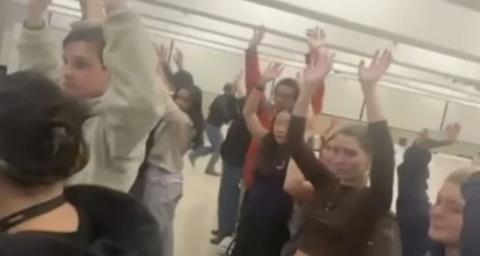 BINTEO: Οι στιγμές τρόμου στο Πανεπιστήμιο Brown μετά τους πυροβολισμούς-Αστυνομικοί απομάκρυναν φοιτητές που είχαν κρυφτεί