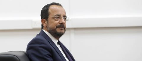 &Kappa;&alpha;&tau;&alpha;&delta;&iota;&kappa;ά&zeta;&epsilon;&iota; &tau;&eta;&nu; &tau;&rho;&omicron;&mu;&omicron;&kappa;&rho;&alpha;&tau;&iota;&kappa;ή &epsilon;&pi;ί&theta;&epsilon;&sigma;&eta; &sigma;&tau;&eta;&nu; &pi;&alpha;&rho;&alpha;&lambda;ί&alpha; &Mu;&pi;ό&nu;&tau;&alpha;ϊ &sigma;&tau;&omicron; &Sigma;ί&delta;&nu;&epsilon;ϊ &eta; &Lambda;&epsilon;&upsilon;&kappa;&omega;&sigma;ί&alpha;-&Sigma;&upsilon;&gamma;&kappa;&lambda;&omicron;&nu;&iota;&sigma;&mu;έ&nu;&omicron;&sigmaf; &omicron; &Pi;&rho;ό&epsilon;&delta;&rho;&omicron;&sigmaf;