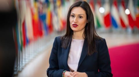 &Sigma;&tau;&omicron; &pi;&upsilon;&rho;ή&nu;&alpha; &tau;&eta;&sigmaf; &alpha;&tau;&zeta;έ&nu;&tau;&alpha;&sigmaf; &tau;&eta;&sigmaf; &Kappa;&upsilon;&pi;&rho;&iota;&alpha;&kappa;ή&sigmaf; &Pi;&rho;&omicron;&epsilon;&delta;&rho;ί&alpha;&sigmaf; &eta; &Epsilon;&upsilon;&rho;&omega;&pi;&alpha;ϊ&kappa;ή &Pi;&rho;ά&sigma;&iota;&nu;&eta; &Sigma;&upsilon;&mu;&phi;&omega;&nu;ί&alpha; &kappa;&alpha;&iota; &eta; &alpha;&nu;&tau;&iota;&mu;&epsilon;&tau;ώ&pi;&iota;&sigma;&eta; &tau;&eta;&sigmaf; &laquo;&tau;&rho;&iota;&pi;&lambda;ή&sigmaf; &pi;&lambda;&alpha;&nu;&eta;&tau;&iota;&kappa;ή&sigmaf; &kappa;&rho;ί&sigma;&eta;&sigmaf;&raquo;