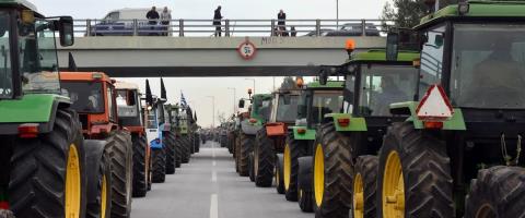 &Sigma;&tau;ή&nu;&omicron;&upsilon;&nu; &mu;&pi;&lambda;ό&kappa;&alpha; &kappa;&alpha;&iota; &omicron;&iota; &Kappa;ύ&pi;&rho;&iota;&omicron;&iota; &alpha;&gamma;&rho;ό&tau;&epsilon;&sigmaf;-&Mu;&epsilon; &tau;&rho;&alpha;&kappa;&tau;έ&rho; έ&xi;&omega; &alpha;&pi;ό &tau;&omicron; &Sigma;&pi;ί&tau;&iota; &tau;&eta;&sigmaf; &Epsilon;&upsilon;&rho;ώ&pi;&eta;&sigmaf;, &phi;&omega;&nu;έ&sigmaf; &gamma;&iota;&alpha; &laquo;&tau;&alpha;&phi;ό&pi;&lambda;&alpha;&kappa;&alpha;&raquo; &sigma;&tau;&omicron;&nu; &tau;&omicron;&mu;έ&alpha; &tau;&omicron;&upsilon;&sigmaf;