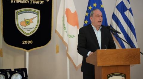 &Beta;. &Pi;ά&lambda;&mu;&alpha;&sigmaf;: &Eta; &Kappa;ύ&pi;&rho;&omicron;&sigmaf; &nu;&alpha; &pi;&alpha;&rho;&alpha;&mu;&epsilon;ί&nu;&epsilon;&iota; &phi;&epsilon;&rho;έ&gamma;&gamma;&upsilon;&omicron;&sigmaf; &kappa;&alpha;&iota; &sigma;&tau;&alpha;&theta;&epsilon;&rho;ό&sigmaf; &sigma;&upsilon;&nu;&epsilon;&rho;&gamma;ά&tau;&eta;&sigmaf; &gamma;&iota;&alpha; &phi;ί&lambda;&omicron;&upsilon;&sigmaf; &kappa;&alpha;&iota; &epsilon;&tau;&alpha;ί&rho;&omicron;&upsilon;&sigmaf;