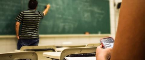 Έφερε αποτελέσματα η απαγόρευση χρήσης των κινητών στα σχολεία-Η εξάρτηση και η εποπτεία οι βασικές δυσκολίες