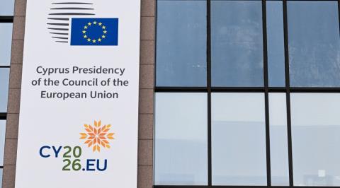 &Mu;&epsilon; &tau;&alpha; banners &tau;&eta;&sigmaf; &Kappa;&upsilon;&pi;&rho;&iota;&alpha;&kappa;ή&sigmaf; &Pi;&rho;&omicron;&epsilon;&delta;&rho;ί&alpha;&sigmaf; &delta;&iota;&alpha;&kappa;&omicron;&sigma;&mu;ή&theta;&eta;&kappa;&epsilon; &tau;&omicron; &Epsilon;&upsilon;&rho;&omega;&pi;&alpha;ϊ&kappa;ό &Sigma;&upsilon;&mu;&beta;&omicron;ύ&lambda;&iota;&omicron; &sigma;&tau;&iota;&sigmaf; &Beta;&rho;&upsilon;&xi;έ&lambda;&lambda;&epsilon;&sigmaf; (pics)