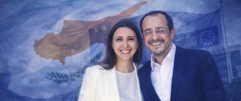 LIVE: &Tau;&alpha; &beta;&lambda;έ&mu;&mu;&alpha;&tau;&alpha; &sigma;&tau;&rho;&alpha;&mu;&mu;έ&nu;&alpha; &sigma;&tau;&eta;&nu; &tau;&epsilon;&lambda;&epsilon;&tau;ή έ&nu;&alpha;&rho;&xi;&eta;&sigmaf; &tau;&eta;&sigmaf; &Kappa;&upsilon;&pi;&rho;&iota;&alpha;&kappa;ή&sigmaf; &Pi;&rho;&omicron;&epsilon;&delta;&rho;ί&alpha;&sigmaf;, &alpha;&phi;ί&xi;&epsilon;&iota;&sigmaf; &upsilon;&psi;&eta;&lambda;ώ&nu; &alpha;&xi;&iota;&omega;&mu;&alpha;&tau;&omicron;ύ&chi;&omega;&nu;-&Delta;&rho;&alpha;&kappa;ό&nu;&tau;&epsilon;&iota;&alpha; &mu;έ&tau;&rho;&alpha; &sigma;&tau;&eta; &Lambda;&epsilon;&upsilon;&kappa;&omega;&sigma;ί&alpha;