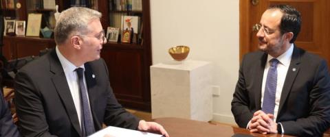 &Beta;&alpha;&sigma;&iota;&kappa;ή &pi;&rho;&omicron;&tau;&epsilon;&rho;&alpha;&iota;ό&tau;&eta;&tau;&alpha; &tau;&eta;&sigmaf; &Kappa;&upsilon;&pi;&rho;&iota;&alpha;&kappa;ή&sigmaf; &Pi;&rho;&omicron;&epsilon;&delta;&rho;ί&alpha;&sigmaf; &nu;&alpha; &phi;έ&rho;&epsilon;&iota; &tau;&eta;&nu; &Epsilon;&Epsilon; &kappa;&omicron;&nu;&tau;ά &sigma;&tau;&eta;&nu; &Alpha;ί&gamma;&upsilon;&pi;&tau;&omicron;-&Sigma;&upsilon;&nu;&alpha;&nu;&tau;ή&theta;&eta;&kappa;&epsilon; &mu;&epsilon; &tau;&omicron;&nu; &upsilon;&pi;&omicron;&upsilon;&rho;&gamma;ό &Pi;&epsilon;&tau;&rho;&epsilon;&lambda;&alpha;ί&omicron;&upsilon; &omicron; &Pi;&rho;ό&epsilon;&delta;&rho;&omicron;&sigmaf;