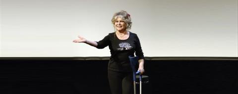 &Kappa;&eta;&delta;&epsilon;ί&alpha; Brigitte Bardot: &Sigma;&upsilon;&gamma;&gamma;&epsilon;&nu;&epsilon;ί&sigmaf; &kappa;&alpha;&iota; &phi;ί&lambda;&omicron;&iota; &sigma;&tau;&omicron; &tau;&epsilon;&lambda;&epsilon;&upsilon;&tau;&alpha;ί&omicron; &laquo;&alpha;&nu;&tau;ί&omicron;&raquo; &sigma;&tau;&omicron; &Sigma;&epsilon;&nu; &Tau;&rho;&omicron;&pi;έ