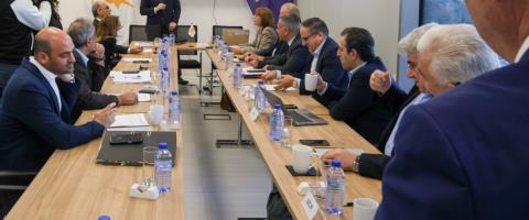 &Alpha;&nu;&alpha;&lambda;ύ&omicron;&upsilon;&nu; &sigma;&epsilon; &Mu;&omicron;&upsilon;&sigma;&iota;&omicron;ύ&tau;&tau;&alpha; &tau;&iota;&sigmaf; &theta;έ&sigma;&epsilon;&iota;&sigmaf; &tau;&omicron;&upsilon;&sigmaf; &gamma;&iota;&alpha; &epsilon;&rho;&gamma;&alpha;&sigma;&iota;&alpha;&kappa;ά &theta;έ&mu;&alpha;&tau;&alpha; &omicron;&iota; &epsilon;&rho;&gamma;&alpha;&zeta;ό&mu;&epsilon;&nu;&omicron;&iota;-&Pi;&epsilon;&rho;&iota;&mu;έ&nu;&omicron;&upsilon;&nu; &alpha;&pi;ά&nu;&tau;&eta;&sigma;&eta; &alpha;&pi;ό &tau;&omicron; &Pi;&rho;&omicron;&epsilon;&delta;&rho;&iota;&kappa;ό