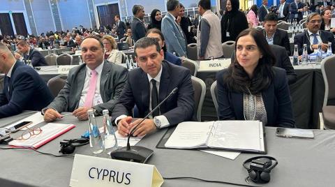 &Sigma;ύ&nu;&omicron;&delta;&omicron;&sigmaf; IRENA: &Sigma;&tau;&iota;&sigmaf; &delta;&rho;ά&sigma;&epsilon;&iota;&sigmaf; &tau;&eta;&sigmaf; &Kappa;ύ&pi;&rho;&omicron;&upsilon; &gamma;&iota;&alpha; &pi;&rho;&omicron;ώ&theta;&eta;&sigma;&eta; &tau;&omega;&nu; &Alpha;&Pi;&Epsilon; &alpha;&nu;&alpha;&phi;έ&rho;&theta;&eta;&kappa;&epsilon; &omicron; &Mu;&iota;&chi;ά&lambda;&eta;&sigmaf; &Delta;&alpha;&mu;&iota;&alpha;&nu;ό&sigmaf;