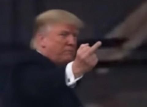 &Beta;&Iota;&Nu;&Tau;&Epsilon;&Omicron;: &Omicron; &Tau;&rho;&alpha;&mu;&pi; &upsilon;&psi;ώ&nu;&epsilon;&iota; &tau;&omicron; &mu;&epsilon;&sigma;&alpha;ί&omicron; &delta;ά&chi;&tau;&upsilon;&lambda;&omicron; &sigma;&epsilon; &epsilon;&rho;&gamma;ά&tau;&eta; &mu;&pi;&rho;&omicron;&sigma;&tau;ά &sigma;&epsilon; &kappa;ά&mu;&epsilon;&rho;&epsilon;&sigmaf;-&laquo;&Kappa;ά&pi;&omicron;&iota;&omicron;&sigmaf; &pi;&alpha;&lambda;&alpha;&beta;ό&sigmaf; &omicron;ύ&rho;&lambda;&iota;&alpha;&zeta;&epsilon; &chi;&upsilon;&delta;&alpha;ί&epsilon;&sigmaf; ύ&beta;&rho;&epsilon;&iota;&sigmaf; &kappa;&alpha;&iota; &omicron; &Pi;&rho;ό&epsilon;&delta;&rho;&omicron;&sigmaf; &alpha;&nu;&tau;έ&delta;&rho;&alpha;&sigma;&epsilon;&raquo;