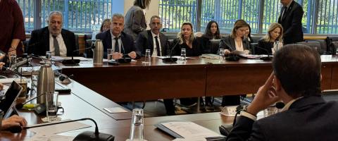 &Delta;&iota;&alpha;&phi;&omega;&nu;&epsilon;ί &kappa;&alpha;&iota; &mu;&epsilon; &tau;&omicron; &nu;&omicron;&mu;&omicron;&sigma;&chi;έ&delta;&iota;&omicron; &gamma;&iota;&alpha; &tau;&omicron; &alpha;&nu;έ&lambda;&epsilon;&gamma;&kappa;&tau;&omicron; &omicron; &Gamma;&epsilon;&nu;&iota;&kappa;ό&sigmaf; &Epsilon;&iota;&sigma;&alpha;&gamma;&gamma;&epsilon;&lambda;έ&alpha;&sigmaf;-&Alpha;&nu;&tau;ί&theta;&epsilon;&tau;&omicron; &kappa;&alpha;&iota; &tau;&omicron; &Alpha;&nu;ώ&tau;&alpha;&tau;&omicron;, &beta;&lambda;έ&pi;&epsilon;&iota; &alpha;ύ&xi;&eta;&sigma;&eta; &phi;ό&rho;&tau;&omicron;&upsilon; &epsilon;&rho;&gamma;&alpha;&sigma;ί&alpha;&sigmaf;