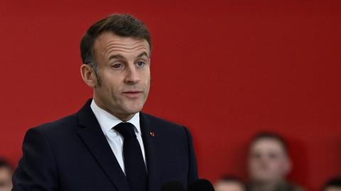 &Beta;&Iota;&Nu;&Tau;&Epsilon;&Omicron;: &Mu;&epsilon; &kappa;ό&kappa;&kappa;&iota;&nu;&omicron; &mu;ά&tau;&iota; &omicron; &Mu;&alpha;&kappa;&rho;ό&nu; &sigma;&tau;&eta;&nu; &epsilon;&pi;&iota;&theta;&epsilon;ώ&rho;&eta;&sigma;&eta; &tau;&omicron;&upsilon; &sigma;&tau;&rho;&alpha;&tau;&epsilon;ύ&mu;&alpha;&tau;&omicron;&sigmaf;-&laquo;&Pi;&epsilon;ί&tau;&epsilon; ό&tau;&iota; &epsilon;ί&nu;&alpha;&iota; &tau;&omicron; Eye of the Tiger&raquo;