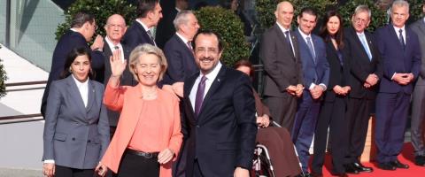 &Mu;&omicron;&nu;&alpha;&delta;&iota;&kappa;ή &chi;&alpha;&rho;&alpha;&kappa;&tau;ή&rho;&iota;&sigma;&epsilon; &tau;&eta; &theta;έ&sigma;&eta; &tau;&eta;&sigmaf; &Kappa;ύ&pi;&rho;&omicron;&upsilon; &eta; &Phi;&omicron;&nu; &nu;&tau;&epsilon;&rho; &Lambda;ά&iota;&epsilon;&nu; &gamma;&iota;&alpha; &tau;&omicron; &Sigma;ύ&mu;&phi;&omega;&nu;&omicron; &tau;&eta;&sigmaf; &Mu;&epsilon;&sigma;&omicron;&gamma;&epsilon;ί&omicron;&upsilon;-&laquo;&Eta; &kappa;&alpha;&lambda;ύ&tau;&epsilon;&rho;&eta; &pi;&rho;&omicron;&epsilon;&delta;&rho;ί&alpha; &gamma;&iota;&alpha; &pi;&rho;&omicron;ώ&theta;&eta;&sigma;&eta; &tau;&omicron;&upsilon;&raquo;