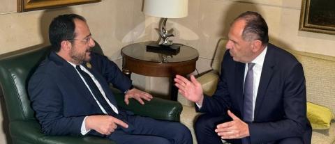 &Gamma;&epsilon;&rho;&alpha;&pi;&epsilon;&tau;&rho;ί&tau;&eta;&sigmaf; &gamma;&iota;&alpha; &beta;ί&nu;&tau;&epsilon;&omicron;: &Eta; &Epsilon;&lambda;&lambda;ά&delta;&alpha; &sigma;&tau;έ&kappa;&epsilon;&tau;&alpha;&iota; &sigma;&tau;&omicron; &pi;&lambda;&epsilon;&upsilon;&rho;ό &tau;&eta;&sigmaf; &Kappa;ύ&pi;&rho;&omicron;&upsilon;, &delta;έ&chi;&epsilon;&tau;&alpha;&iota; &upsilon;&beta;&rho;&iota;&delta;&iota;&kappa;ή &epsilon;&pi;ί&theta;&epsilon;&sigma;&eta; &sigma;&epsilon; &sigma;&chi;έ&sigma;&eta; &mu;&epsilon; &tau;&eta;&nu; &Pi;&rho;&omicron;&epsilon;&delta;&rho;ί&alpha; &tau;&eta;&sigmaf;