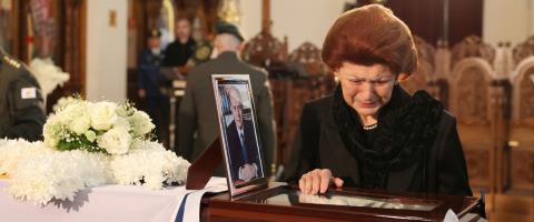 LIVE: &Omicron; &Tau;&omicron;&upsilon;&phi;ά&nu; Έ&rho;&chi;&iota;&omicron;&upsilon;&rho;&mu;&alpha;&nu; &sigma;&upsilon;&lambda;&lambda;&upsilon;&pi;ή&theta;&eta;&kappa;&epsilon; &tau;&eta;&nu; &Alpha;&nu;&delta;&rho;&omicron;ύ&lambda;&lambda;&alpha; &Beta;&alpha;&sigma;&iota;&lambda;&epsilon;ί&omicron;&upsilon; &kappa;&alpha;&iota; &tau;&eta;&nu; &omicron;&iota;&kappa;&omicron;&gamma;έ&nu;&epsilon;&iota;&alpha; &tau;&omicron;&upsilon; &pi;&rho;ώ&eta;&nu; &Pi;&rho;&omicron;έ&delta;&rho;&omicron;&upsilon;