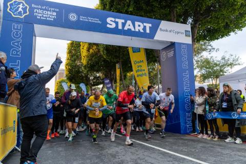 &Pi;ά&nu;&omega; &alpha;&pi;ό 8.000 &delta;&rho;&omicron;&mu;&epsilon;ί&sigmaf; &sigma;&upsilon;&mu;&mu;&epsilon;&tau;&epsilon;ί&chi;&alpha;&nu; &sigma;&tau;&omicron;&nu; &Mu;&alpha;&rho;&alpha;&theta;ώ&nu;&iota;&omicron; &Lambda;&epsilon;&upsilon;&kappa;&omega;&sigma;ί&alpha;&sigmaf;