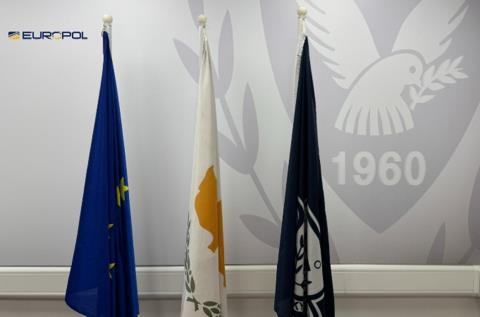 &Epsilon;&pi;ί&sigma;&kappa;&epsilon;&psi;&eta; &Alpha;&xi;&iota;&omega;&mu;&alpha;&tau;&omicron;ύ&chi;&omega;&nu; &tau;&eta;&sigmaf; Europol &sigma;&tau;&eta;&nu; &Kappa;ύ&pi;&rho;&omicron;-&Sigma;&tau;&omicron; &epsilon;&pi;ί&kappa;&epsilon;&nu;&tau;&rho;&omicron; &eta; &alpha;&nu;&tau;&iota;&mu;&epsilon;&tau;ώ&pi;&iota;&sigma;&eta; &omicron;&rho;&gamma;&alpha;&nu;&omega;&mu;έ&nu;&omicron;&upsilon; &epsilon;&gamma;&kappa;&lambda;ή&mu;&alpha;&tau;&omicron;&sigmaf; &kappa;&alpha;&iota; &eta; &pi;&lambda;&eta;&rho;&omicron;&phi;&omicron;&rho;&iota;&alpha;&kappa;ή &alpha;&sigma;&tau;&upsilon;&nu;ό&mu;&epsilon;&upsilon;&sigma;&eta;