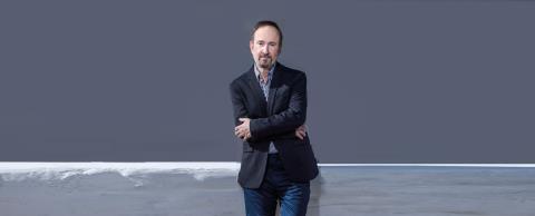 &Omicron; &Gamma;&iota;ά&nu;&nu;&eta;&sigmaf; &Pi;&alpha;&pi;&alpha;&mu;&iota;&chi;&alpha;ή&lambda; &chi;ώ&rho;&iota;&sigma;&epsilon; &alpha;&pi;ό &tau;&eta;&nu; &Epsilon;&lambda;έ&nu;&eta; &Kappa;&omicron;&lambda;&tau;&zeta;ή, &mu;&epsilon;&tau;ά &alpha;&pi;ό έ&nu;&alpha;&nu; &chi;&rho;ό&nu;&omicron; &gamma;ά&mu;&omicron;&upsilon;: &laquo;Έ&chi;&omega; &chi;&omega;&rho;ί&sigma;&epsilon;&iota; &epsilon;&delta;ώ &kappa;&alpha;&iota; έ&xi;&iota; &mu;ή&nu;&epsilon;&sigmaf;&raquo;