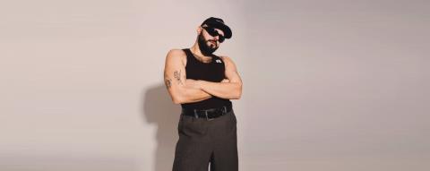 &Alpha;&kappa;ύ&lambda;&alpha;&sigmaf;: &laquo;&Theta;&upsilon;&mu;ά&mu;&alpha;&iota; &tau;&eta; &mu;&eta;&tau;έ&rho;&alpha; &mu;&omicron;&upsilon; &nu;&alpha; &delta;&omicron;&upsilon;&lambda;&epsilon;ύ&epsilon;&iota; 12&omega;&rho;&alpha;. Έ&pi;&alpha;&iota;&rho;&nu;&epsilon; &delta;&alpha;&nu;&epsilon;&iota;&kappa;ά &alpha;&pi;ό &phi;ί&lambda;&epsilon;&sigmaf; &tau;&eta;&sigmaf;&raquo;