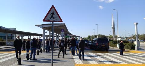 &Sigma;&epsilon; &epsilon;&xi;έ&lambda;&iota;&xi;&eta; &eta; 24&omega;&rho;&eta; &alpha;&pi;&epsilon;&rho;&gamma;ί&alpha;&nbsp;&tau;&omega;&nu; &omicron;&delta;&eta;&gamma;ώ&nu; &tau;&alpha;&xi;ί-&laquo;&Delta;&epsilon;&nu; &kappa;ά&nu;&omicron;&upsilon;&mu;&epsilon; &omicron;ύ&tau;&epsilon; &mu;&iota;&sigma;ό &beta;ή&mu;&alpha; &pi;ί&sigma;&omega;. &Delta;&iota;&epsilon;&kappa;&delta;&iota;&kappa;&omicron;ύ&mu;&epsilon; &nu;&omicron;&mu;&iota;&mu;ό&tau;&eta;&tau;&alpha; &kappa;&alpha;&iota; &delta;&iota;&kappa;&alpha;&iota;&omicron;&sigma;ύ&nu;&eta;&raquo; (pics)