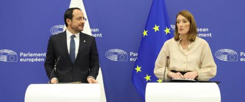 &Mu;ή&nu;&upsilon;&mu;&alpha; &sigma;&tau;ή&rho;&iota;&xi;&eta;&sigmaf; &alpha;&pi;ό &Mu;έ&tau;&sigma;&omicron;&lambda;&alpha;-&laquo;&Eta; &Epsilon;&upsilon;&rho;ώ&pi;&eta; &sigma;&tau;&alpha; &kappa;&alpha;&lambda;ύ&tau;&epsilon;&rho;&alpha; &chi;έ&rho;&iota;&alpha; &mu;&epsilon; &tau;&eta;&nu; &Kappa;ύ&pi;&rho;&omicron; &sigma;&tau;&omicron; &tau;&iota;&mu;ό&nu;&iota;&raquo;