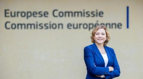 &Epsilon;&nu;&omicron;&pi;&omicron;&iota;&epsilon;ί &tau;&eta;&nu; &alpha;&gamma;&omicron;&rho;ά &tau;&eta;&lambda;&epsilon;&pi;&iota;&kappa;&omicron;&iota;&nu;&omega;&nu;&iota;ώ&nu; &mu;&epsilon; &tau;&omicron;&nu; Digital Networks Act &eta; &Epsilon;&Epsilon;-&Upsilon;&iota;&omicron;&theta;έ&tau;&eta;&sigma;&epsilon; &pi;&rho;ό&tau;&alpha;&sigma;&eta; &tau;&eta;&sigmaf; &Kappa;&omicron;&mu;&iota;&sigma;&iota;ό&nu; &tau;&omicron; &Kappa;&omicron;&lambda;&lambda;έ&gamma;&iota;&omicron; &Epsilon;&pi;&iota;&tau;&rho;ό&pi;&omega;&nu;